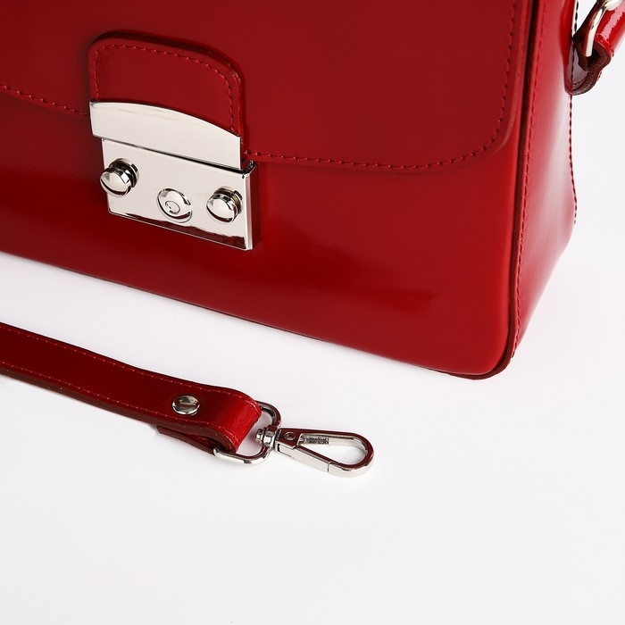 Сумка женская на клапане, цвет красный