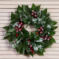 Венок новогодний d- 30 см "Уютная сказка" крупные листья и ягоды