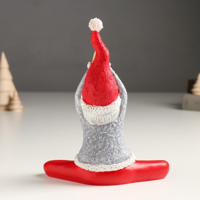 Сувенир полистоун "Дед Мороз - йог. Растяжка и расслабление" МИКС 9х15х18 см