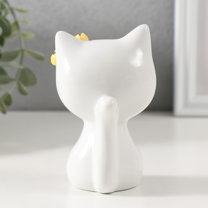 Сувенир керамика "Котик белый с жёлтыми цветочками на ушке, сидит" 7,2х6,5х10,3 см