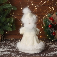 Снегурочка "В пушистой шубке, с фонариком" двигается, с подсветкой, 30х18 см, молочный Снегурочка "В пушистой шубке, с фонариком" двигается, с подсветкой, 30х18 см, молочный