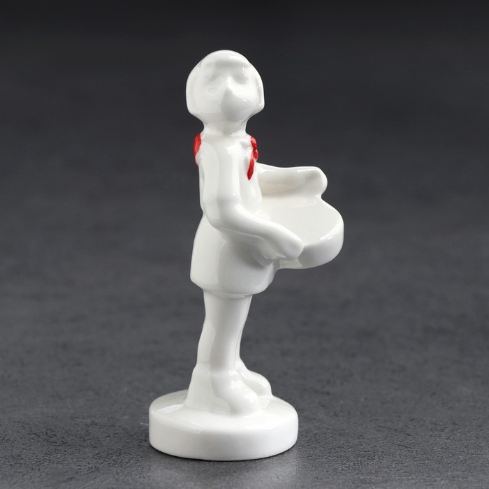Статуэтка фарфоровая "Пионерка", авторская роспись