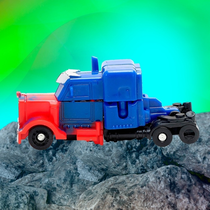 Робот &laquo;Автобот&raquo;, трансформируется