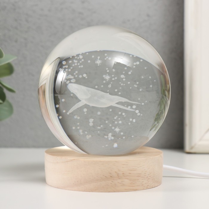 Сувенир стекло подсветка Сувенир стекло подсветка "Кит" d=8 см подставка дерево, USB 8х8х9,5 см