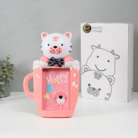 Фоторамка пластик 16х11 см "Тигренок в чашке" розовый 29,5х8х19,5 см Фоторамка пластик 16х11 см "Тигренок в чашке" розовый 29,5х8х19,5 см