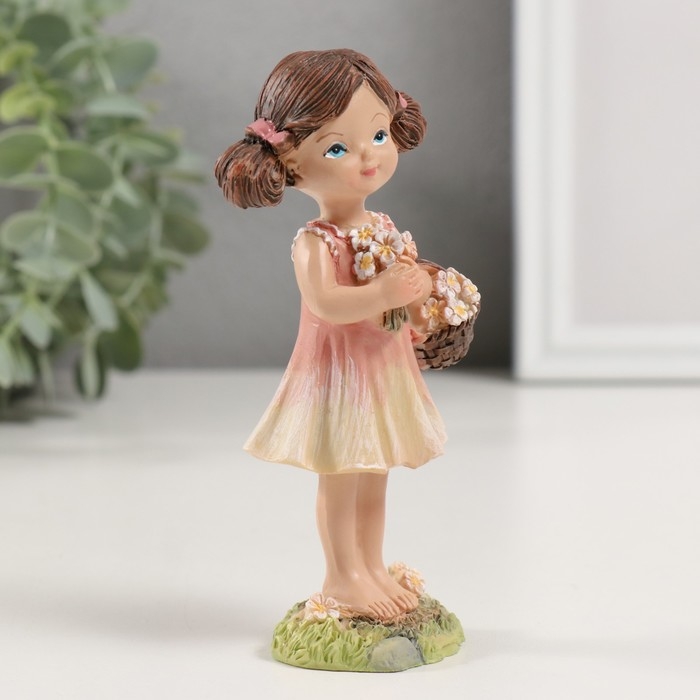 Сувенир полистоун "Девочка с букетом собранных цветов" 6х4х12,5 см