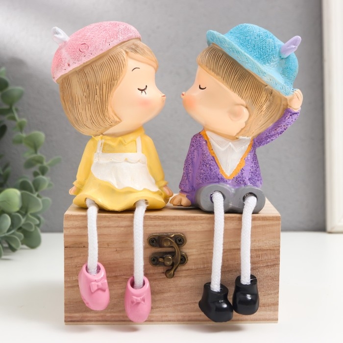 Сувенир полистоун Сувенир полистоун "Мальчик и девочка в шапочках с рожками" дл. ножки, набор 2 шт 6х7х17 см