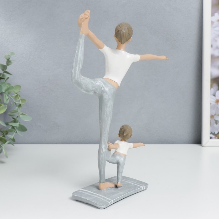 Сувенир полистоун Сувенир полистоун "Мама с дочкой в позе танцора" бело-серый 25,5х6,5х19,5 см