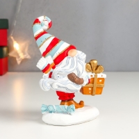 Сувенир полистоун "Дедушка Мороз с подарком, в полосатом колпаке" 13х5,5х10,5 см Сувенир полистоун "Дедушка Мороз с подарком, в полосатом колпаке" 13х5,5х10,5 см