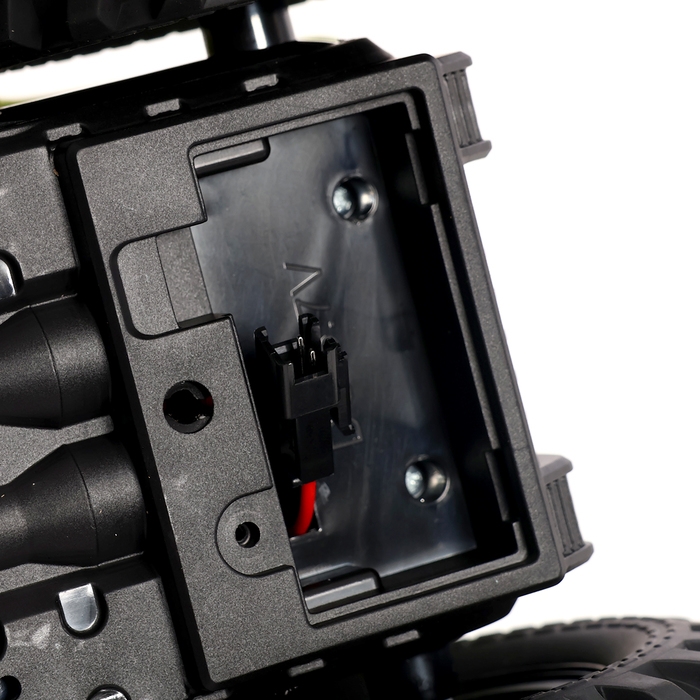 Машина-перевёртыш &laquo;Финт&raquo;, радиоуправляемая, работает от аккумулятора, световые эффекты, эффект дыма, цвет зеленый