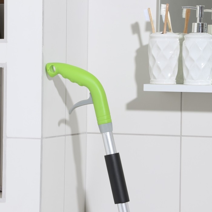 Швабра для мытья пола с распылителем Доляна, насадка из микрофибры 40&times;14 см, металлическая ручка 125 см, цвет МИКС