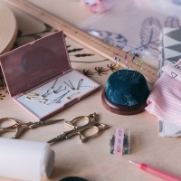 Игольница «Круг», на деревянной подложке, d = 7 см, цвет МИКС Игольница «Круг», на деревянной подложке, d = 7 см, цвет МИКС