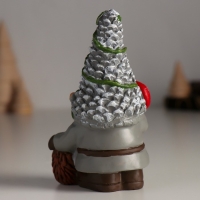 Сувенир полистоун "Гном в шапке с шишками, с ёжиком и леденцом" 5,5х4,5х10,5 см Сувенир полистоун "Гном в шапке с шишками, с ёжиком и леденцом" 5,5х4,5х10,5 см