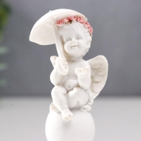 Сувенир полистоун "Белоснежный ангел в розовом венке, на шаре под зонтом" 8,5х3,8х3 см