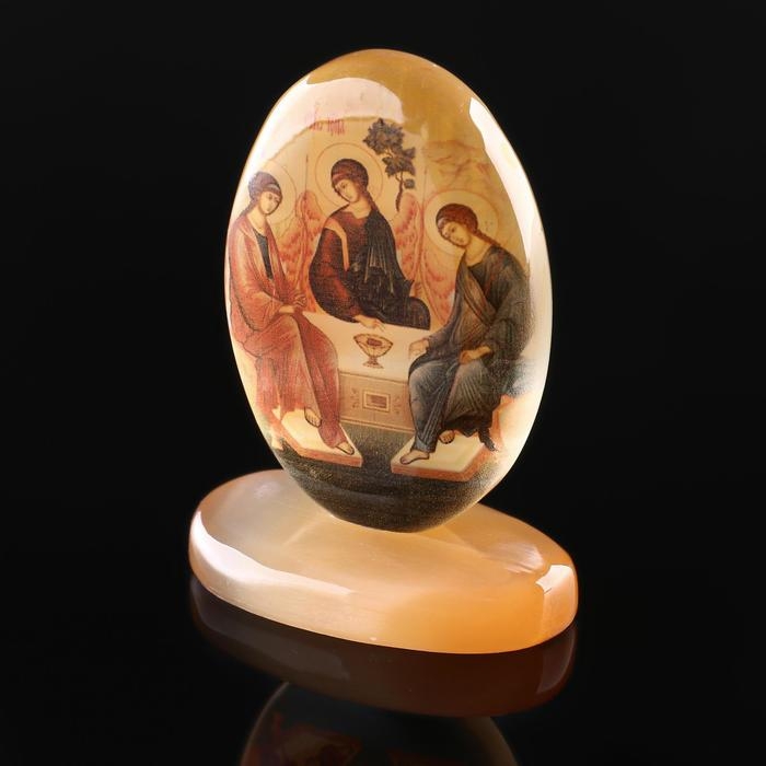 Икона овал на поставке с фоном Икона овал на поставке с фоном"Святая троица", селенит