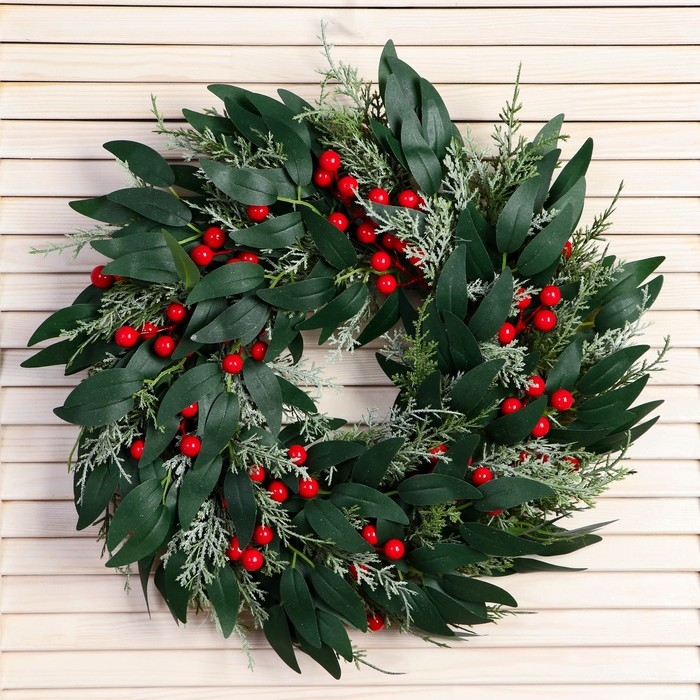 Венок новогодний d- 33 см "Уютная сказка" листья ягоды веточки