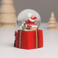 Сувенир полистоун водяной шар свет "Дед Мороз со списком подарков" МИКС 4,7х4,5х7 см