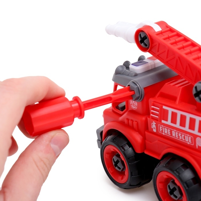 Конструктор винтовой &laquo;Пожарная машина&raquo;, с отвёрткой, 31 деталь