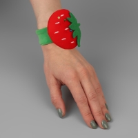 Игольница на браслете &laquo;Клубничка&raquo;, 23 &times; 7 см, цвет зелёный/красный