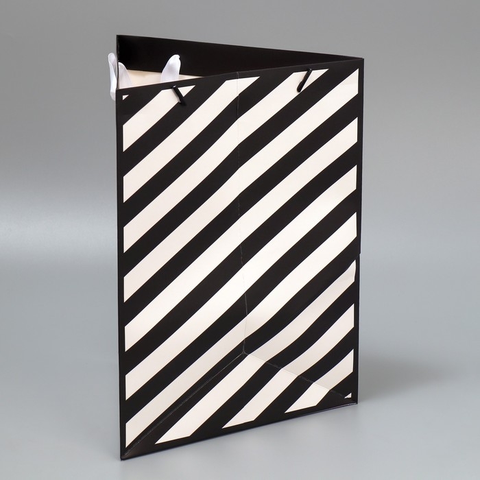 Пакет подарочный для цветов треугольный, упаковка &laquo;Счастье&raquo; 23,5 х 30 х 20,5 см