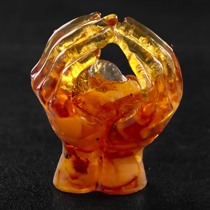 Сувенир "Ангел в руках", янтарь