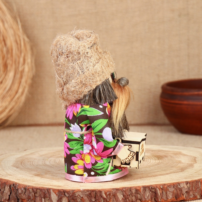 Оберег "Домовой с сундуком", 15-16 см