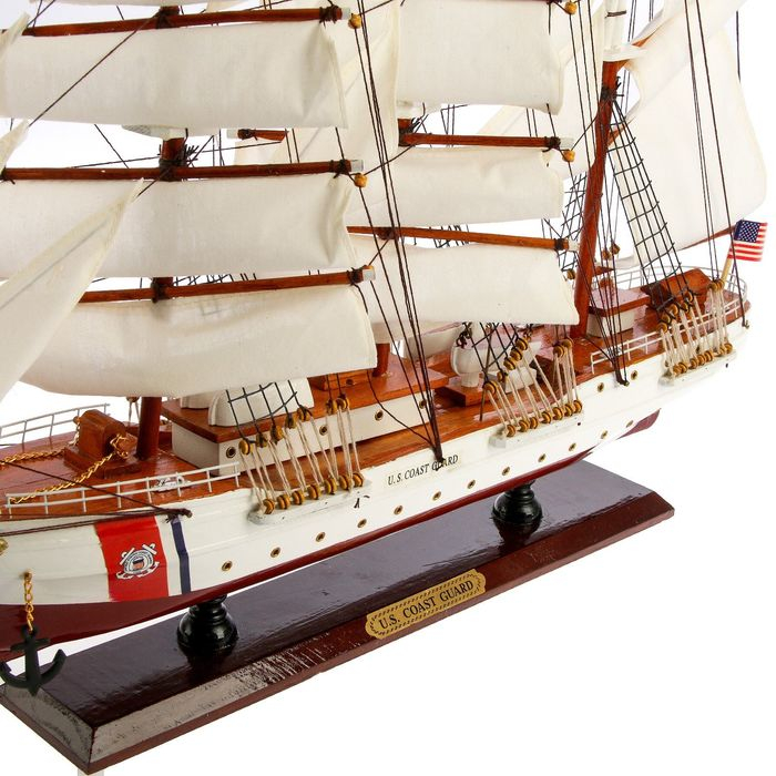 Корабль сувенирный «Проводник», 3 мачты, белый борт, чёрная подставка, белые паруса Корабль сувенирный «Проводник», 3 мачты, белый борт, чёрная подставка, белые паруса