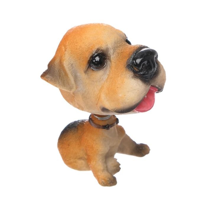 Собака на панель авто, качающая головой, уэльский терьер Собака на панель авто, качающая головой, уэльский терьер