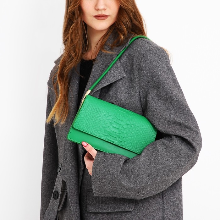 Сумка женская багет на клапане, цвет зелёный