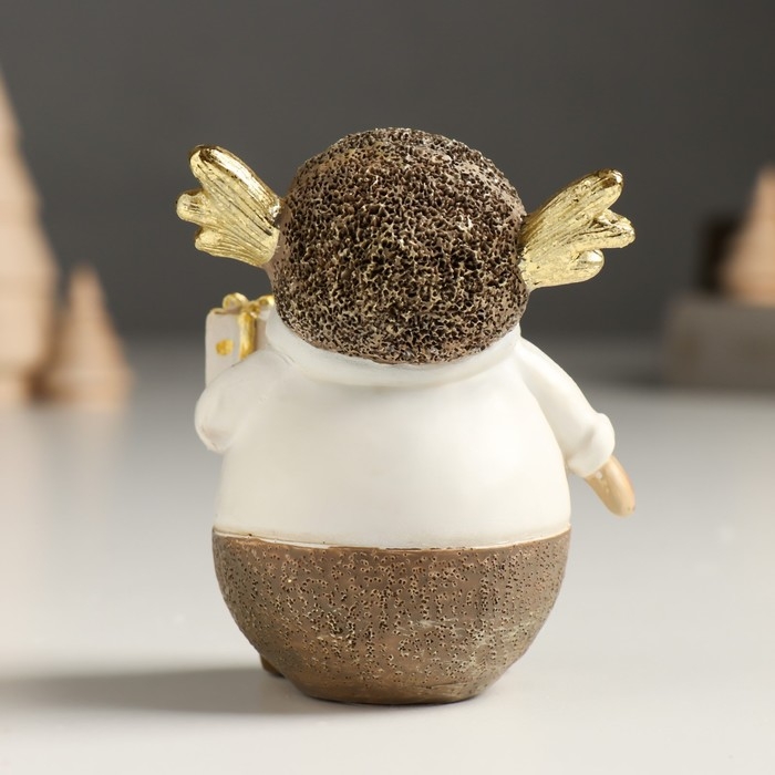 Сувенир полистоун "Дедушка Мороз в шапке с рожками, с леденцом/подарком"золото МИКС 8х5х7 см   94988