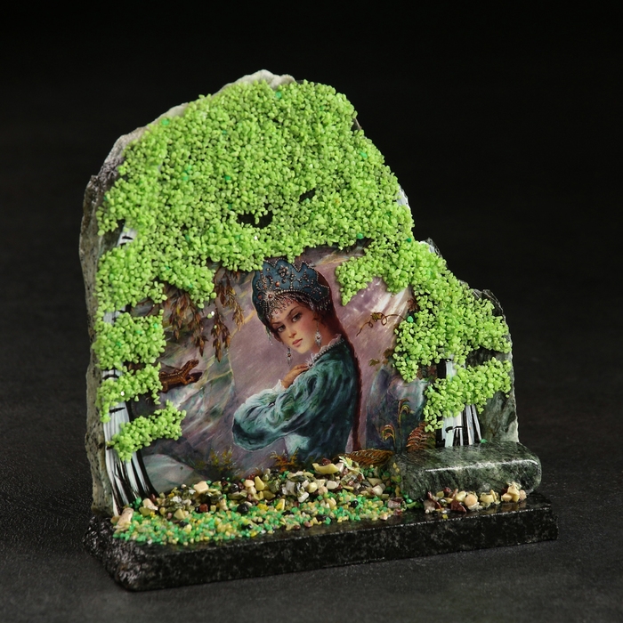 Сувенир-скол "Царица", змеевик, каменная крошка