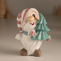 Сувенир полистоун "Новогодний гном с ёлкой, в колпаке съехавшем на один глаз" 8х6х10,5 см Сувенир полистоун "Новогодний гном с ёлкой, в колпаке съехавшем на один глаз" 8х6х10,5 см