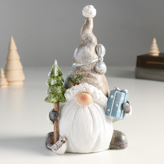 Сувенир полистоун "Дед Мороз в колпаке с бантиком, с ёлочкой и подарком" 7,5х11х19 см