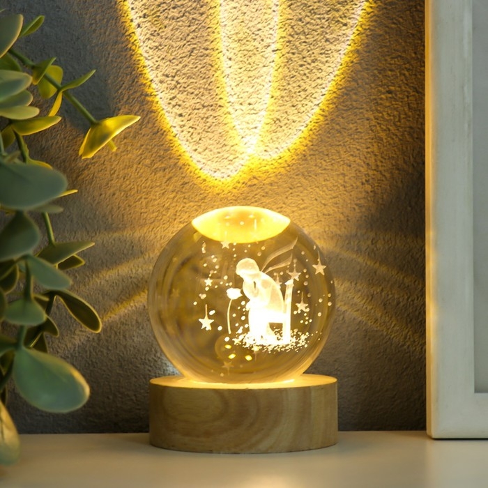 Сувенир стекло подсветка Сувенир стекло подсветка "Мальчик и роза" d=6 см подставка дерево, USB 6,5х6,5х7,5 см