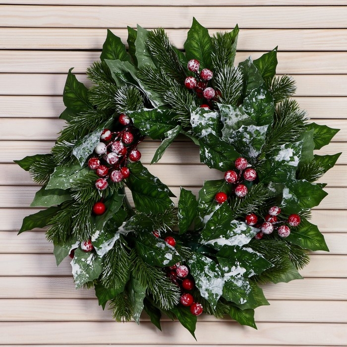 Венок новогодний d- 30 см "Уютная сказка" крупные листья и ягоды