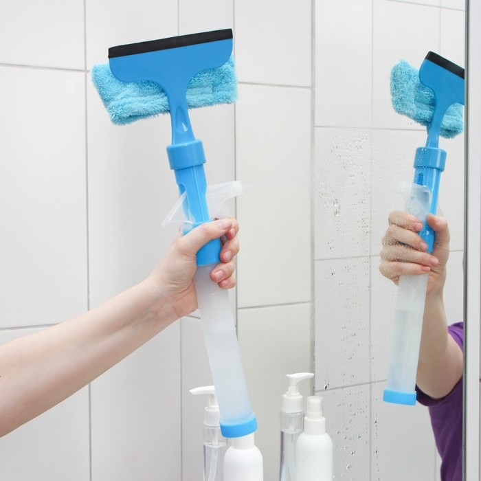 Щётка для окон с распылителем Доляна, длина 42 см, водосгон 14 см, насадка микрофибра 14&times;5 см, цвет голубой