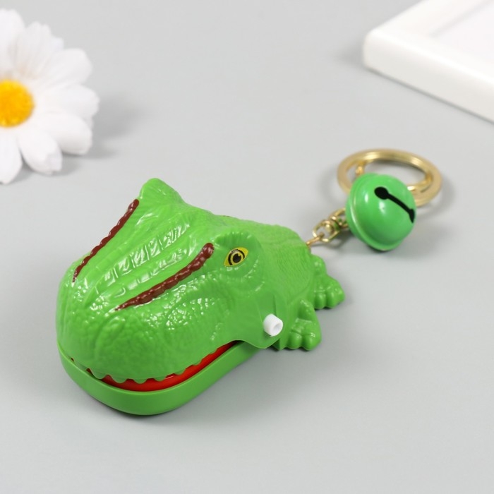 Брелок пластик с карабином Брелок пластик с карабином "Динозавр-зубастик" закрывается при нажатии на зуб 5х7,5х4,5 см 1049898