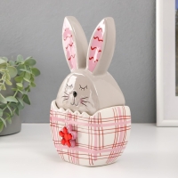 Шкатулка керамика "Зайка в яйце в клеточку, с цветком" серо-красный 11,8х7,2х20,8 см Шкатулка керамика "Зайка в яйце в клеточку, с цветком" серо-красный 11,8х7,2х20,8 см