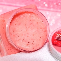 Крем-Скраб для тела обновляющий с малиной 500 мл Крем-Скраб для тела обновляющий с малиной 500 мл