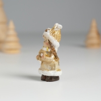 Сувенир полистоун "Малышка в шапке-сове, в золотистой шубке, с веночком" 2,2х2,2х5 см Сувенир полистоун "Малышка в шапке-сове, в золотистой шубке, с веночком" 2,2х2,2х5 см