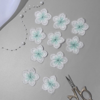 Вязаные элементы &laquo;Цветки двухцветные&raquo;, 4,5 &times; 4,5 см, 10 шт, цвет белый/зелёный