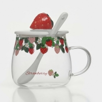 Кружка стеклянная с керамической крышкой и ложкой &laquo;Ягодка&raquo;, 500 мл