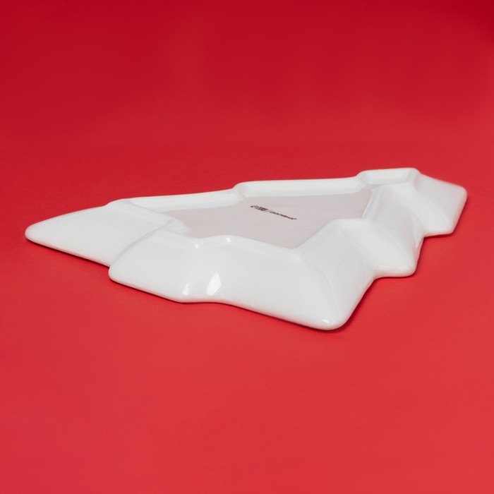 Тарелка новогодняя Доляна &laquo;Волшебное дерево&raquo;, керамика, 23&times;20&times;2,2 см, цвет белый