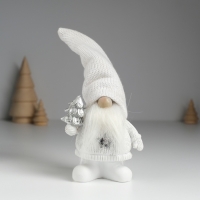 Сувенир полистоун "Дед Мороз в белом вязанном колпаке, с серебристой ёлочкой" 8,5х5х18 см Сувенир полистоун "Дед Мороз в белом вязанном колпаке, с серебристой ёлочкой" 8,5х5х18 см