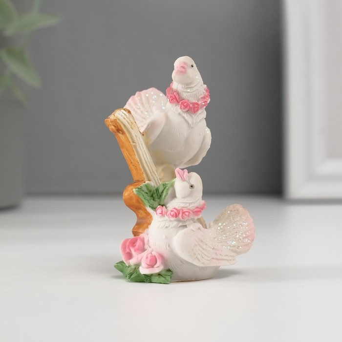 Полистоун голуби в розовом венке 6*4 см Полистоун голуби в розовом венке 6*4 см