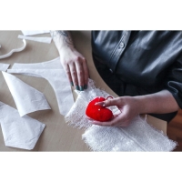 Игольница с петлёй &laquo;Сердце&raquo;, 8,5 &times; 6,5 &times; 3,5 см, цвет красный