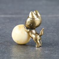 Сувенир "Котик", латунь, янтарная смола, 2,9х1,5х2,0 см