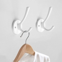 Крючок мебельный CAPPIO SIMPLE, двухрожковый, белый Крючок мебельный CAPPIO SIMPLE, двухрожковый, белый