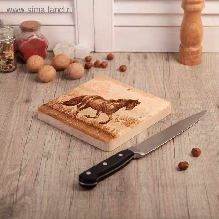 Доска из массива кедра &laquo;Лошадь&raquo;, квадратная, 18 &times; 18 см