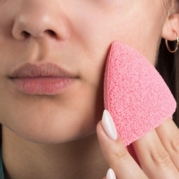 Спонж для умывания «Капелька», 9 × 6 см, с карманом, цвет МИКС Спонж для умывания «Капелька», 9 × 6 см, с карманом, цвет МИКС